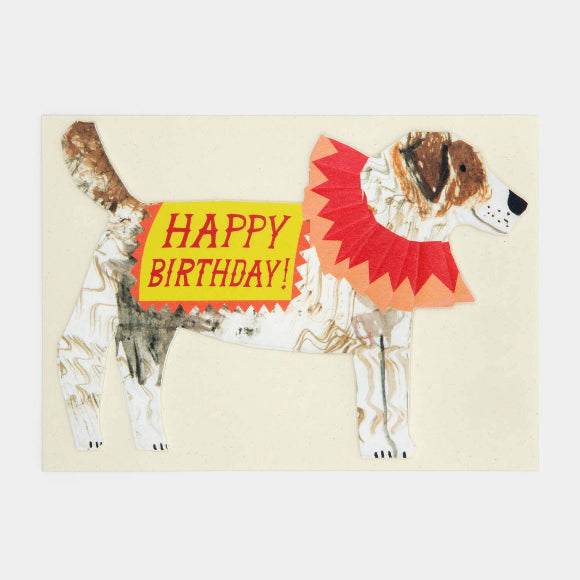 3D-Geburtstagskarte als Jack-Russell-Terrier mit rotem Papierkragen und gelbem Schild ‚Happy Birthday!‘ auf weißem Hintergrund
