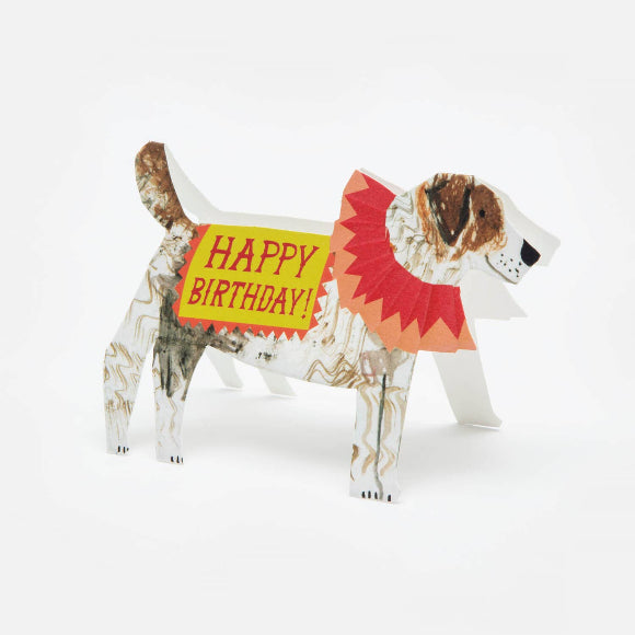 3D-Geburtstagskarte als Jack-Russell-Terrier mit rotem Papierkragen und gelbem Schild ‚Happy Birthday!‘ auf weißem Hintergrund
