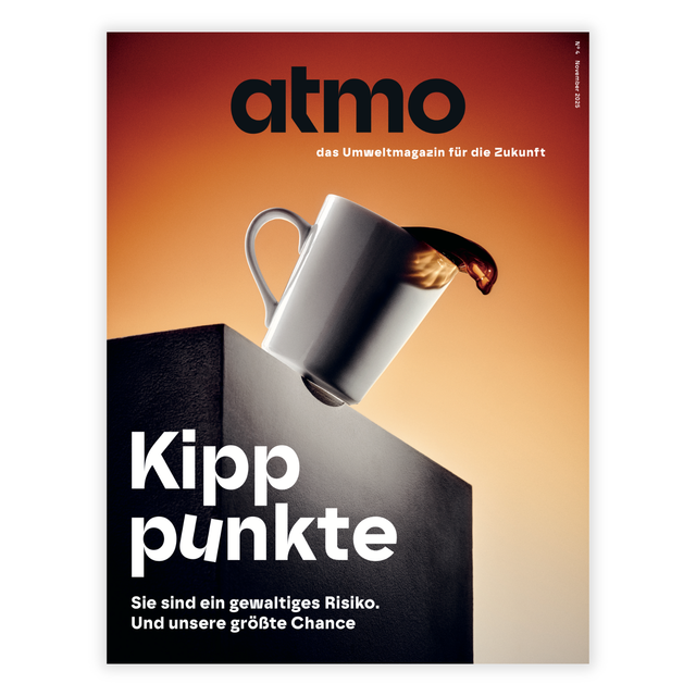 Atmo Magazin Ausgabe 4 mit Kaffeetasse, die umkippt und der Kaffe schwappt über den Rand
