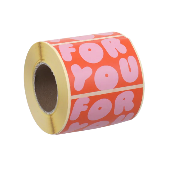 Sticker mit orangefarbenen ‚FOR YOU‘-Aufklebern in rosa Bubble-Schrift 
