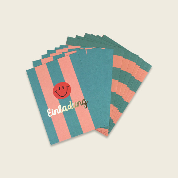 Einladungskarten-Set von Ava & Yves im Smiley-Streifen-Design, Fächer mit 6 Karten und Umschlägen.