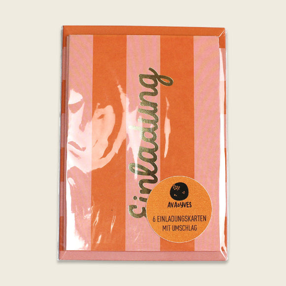 Einladungskarten-Set von Ava & Yves, 6 Karten mit Umschlägen im Streifen-Design Orange/Rosa, verpackt in transparenter Hülle."