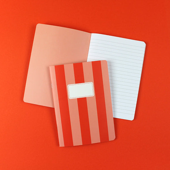 va & Yves Notizheft A5, aufgeklappt mit linierten Seiten und gestreiftem Umschlag in Rosa-Rot.