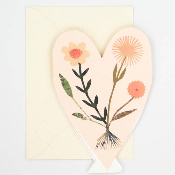 Aufklappbare Herz-Leporello-Karte mit zarten Wildblumen-Illustrationen; selbststehend, inkl. elfenbeinfarbenem C6-Umschlag.