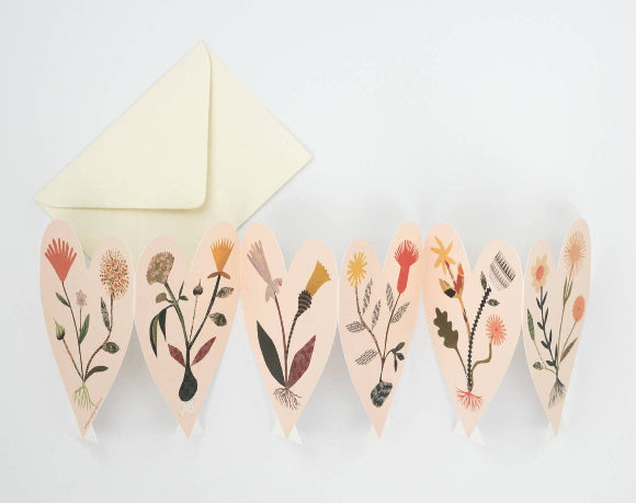 Aufklappbare Herz-Leporello-Karte mit zarten Wildblumen-Illustrationen; selbststehend, inkl. elfenbeinfarbenem C6-Umschlag.