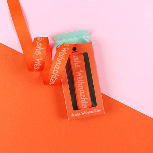 Ava & Yves Geschenkband Frohe Weihnachten in Rosa-Rot, 20 mm breit und 5 m lang, verpackt in dekorativer Box.