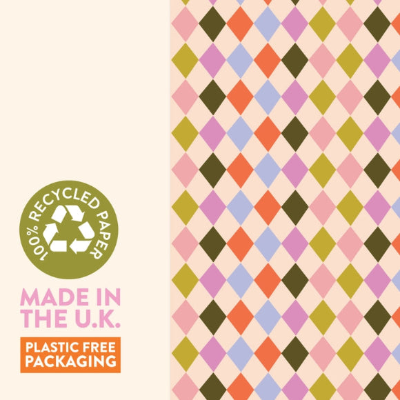 Geschenk verpackt in nachhaltigem Geschenkpapier mit buntem Diamant-Design