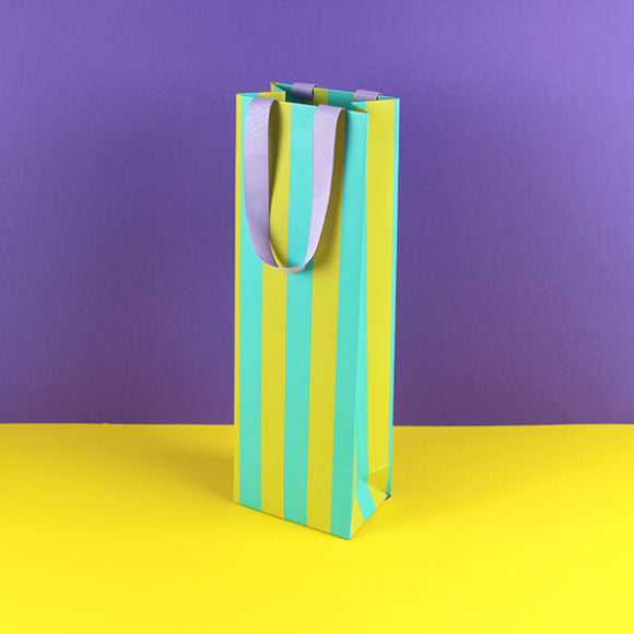 Gestreifte Flaschentasche in Grün und Gelb mit fliederfarbenen Satin-Henkeln, stabile Geschenkverpackung für Wein oder Sekt.