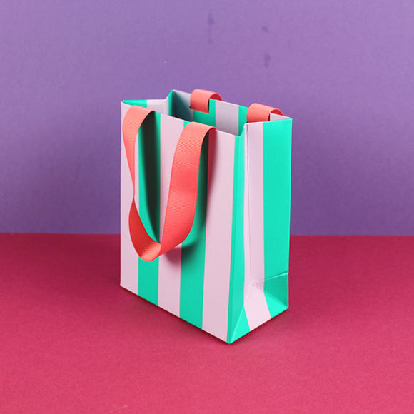 Kleine Geschenktasche im Mint-Flieder-Streifenlook mit korallenfarbenen Satin-Henkeln, stabile Geschenkverpackung aus Karton.