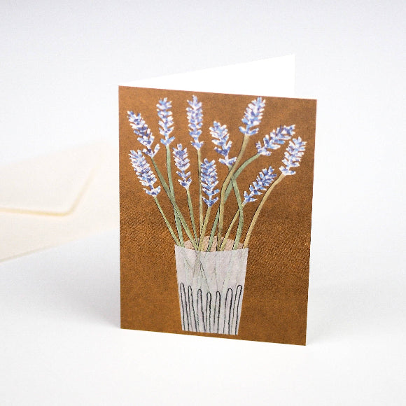 Grußkarte mit Illustration ‚Lavendel im Glas‘ auf warmem Braun; 11,5 × 15 cm, 300-g/m² Karton, elfenbeinfarbener Recycling-Umschlag