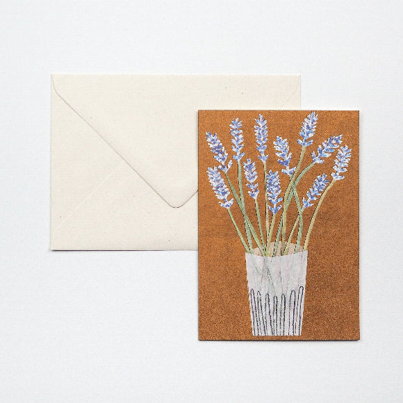 Grußkarte mit Illustration ‚Lavendel im Glas‘ auf warmem Braun; 11,5 × 15 cm, 300-g/m² Karton, elfenbeinfarbener Recycling-Umschlag