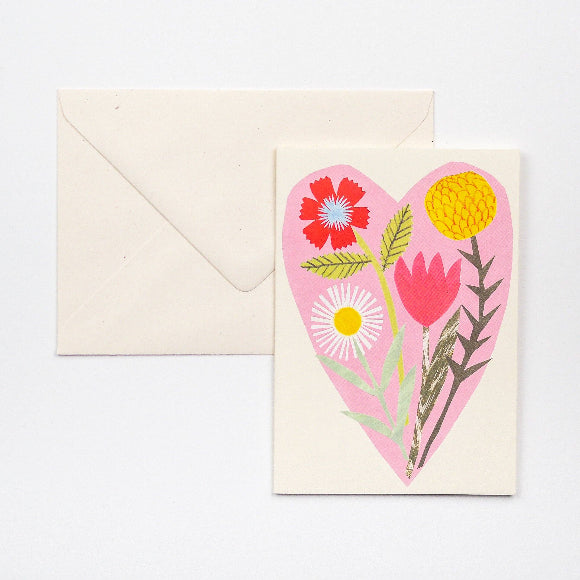 Grußkarte mit rosa Herz und hand-collagierten Wildblumen; 11,5 × 15 cm auf 300-g/m² Karton, elfenbeinfarbener Umschlag im Hintergrund