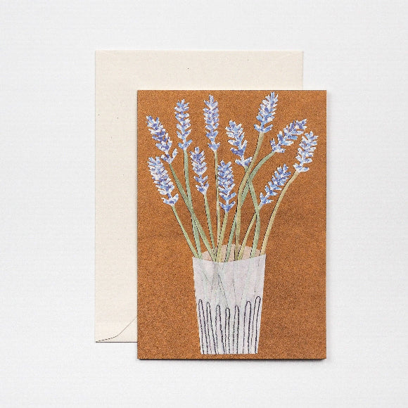 Grußkarte mit Illustration ‚Lavendel im Glas‘ auf warmem Braun; 11,5 × 15 cm, 300-g/m² Karton, elfenbeinfarbener Recycling-Umschlag