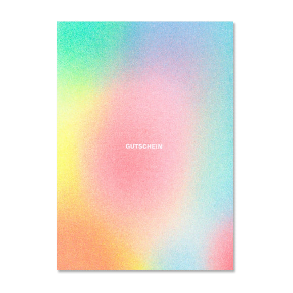 Gutschein-Postkarte mit buntem Farbverlauf und weißer Aufschrift „GUTSCHEIN“ von HERR & FRAU RIO.