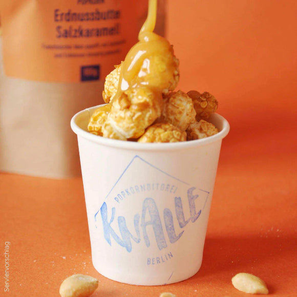 Knalle Popcorn Peanut Butter Salted Caramel im Becher, darüber fließendes Salzkaramell – Serviervorschlag, Berlin.