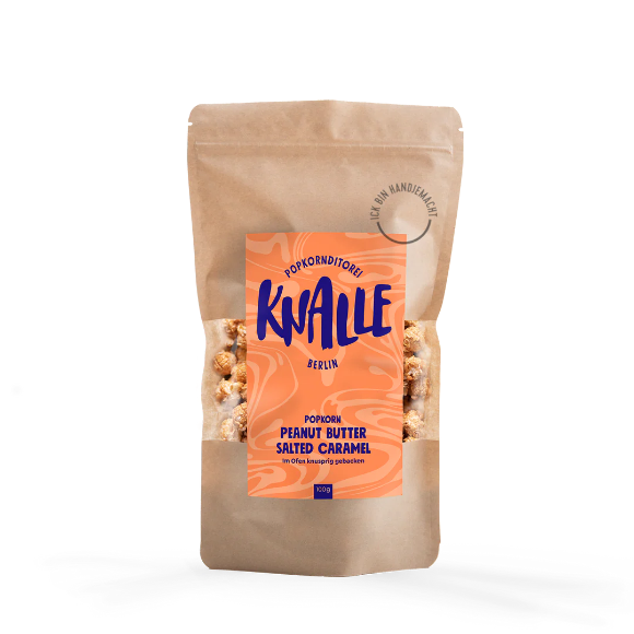 Produktfoto: Knalle Popcorn Peanut Butter Salted Caramel, 100-g-Standbeutel, freigestellt – Popkonditorei Berlin.