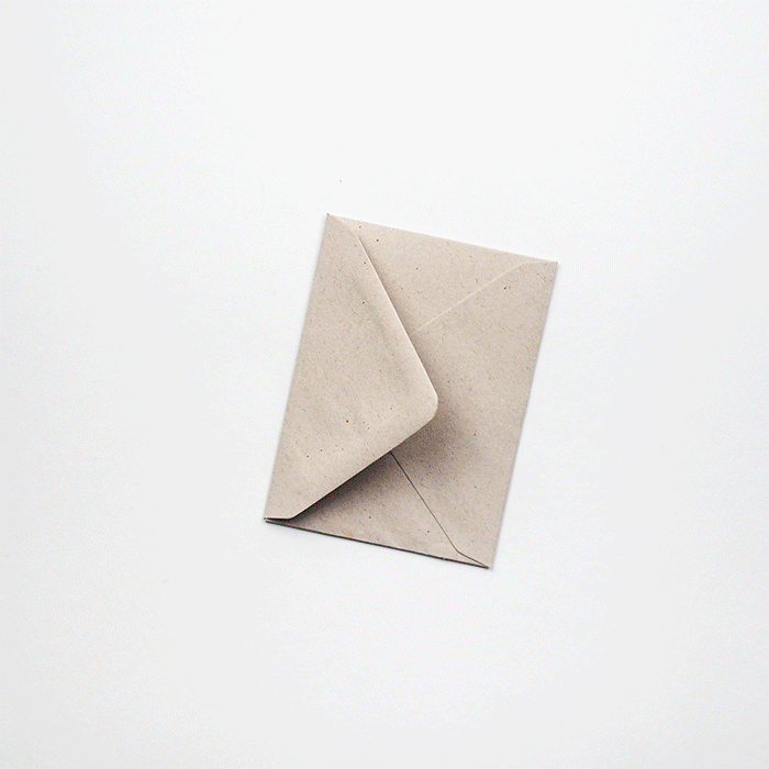 Mini-Grußkarte mit lila Blüte und gelber Mitte, daneben Natur-Kraft-Umschlag