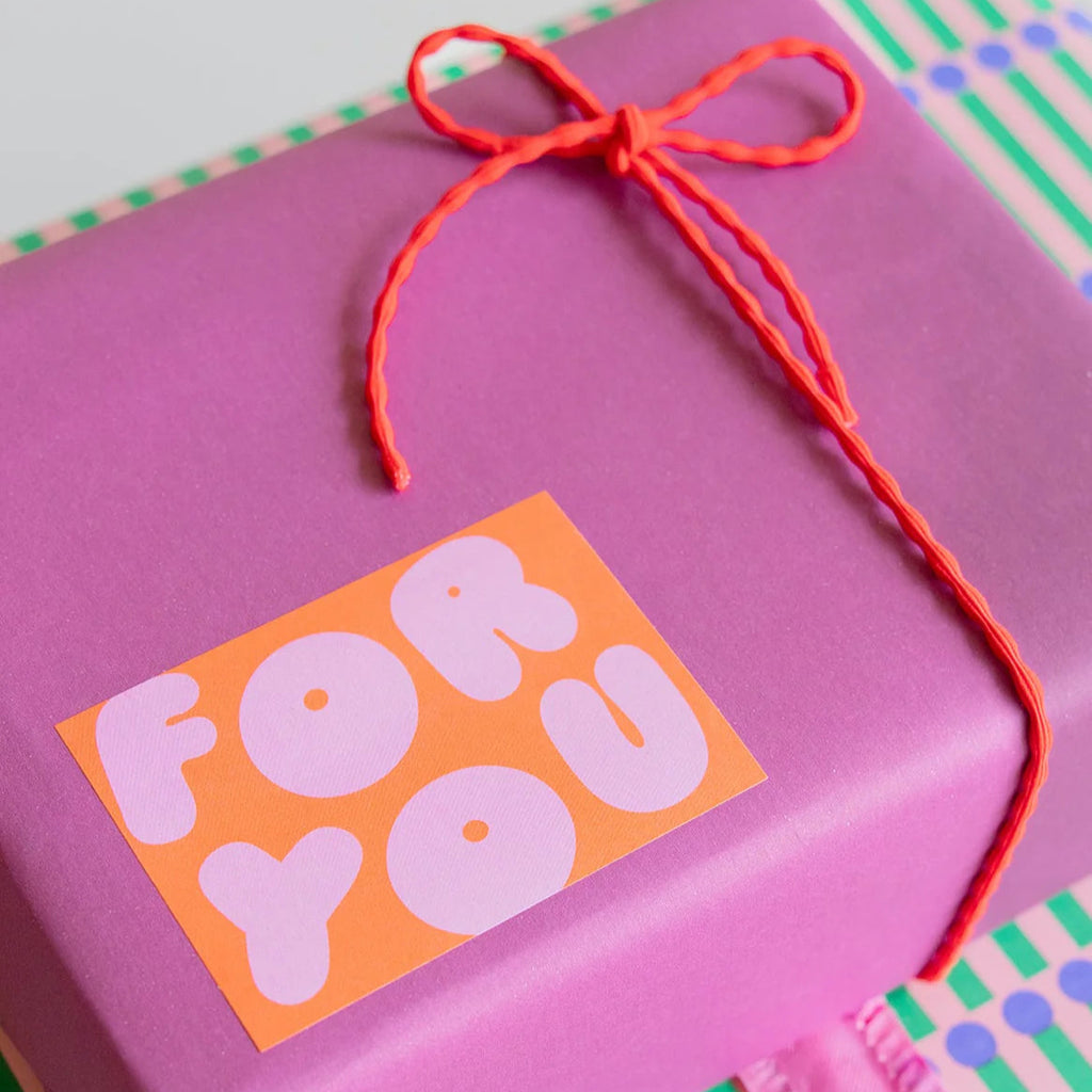 Sticker mit orangefarbenen ‚FOR YOU‘-Aufklebern in rosa Bubble-Schrift 