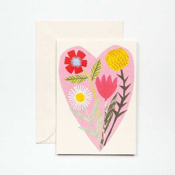 Grußkarte mit rosa Herz und hand-collagierten Wildblumen; 11,5 × 15 cm auf 300-g/m² Karton, elfenbeinfarbener Umschlag im Hintergrund